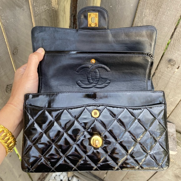 ⭐️BEAUTIFUL⭐️ CHANEL CLASSIC FLAP BAG MEDIUM 9 INCHES🔥 100% Authentic patent - Picture 9 of 17